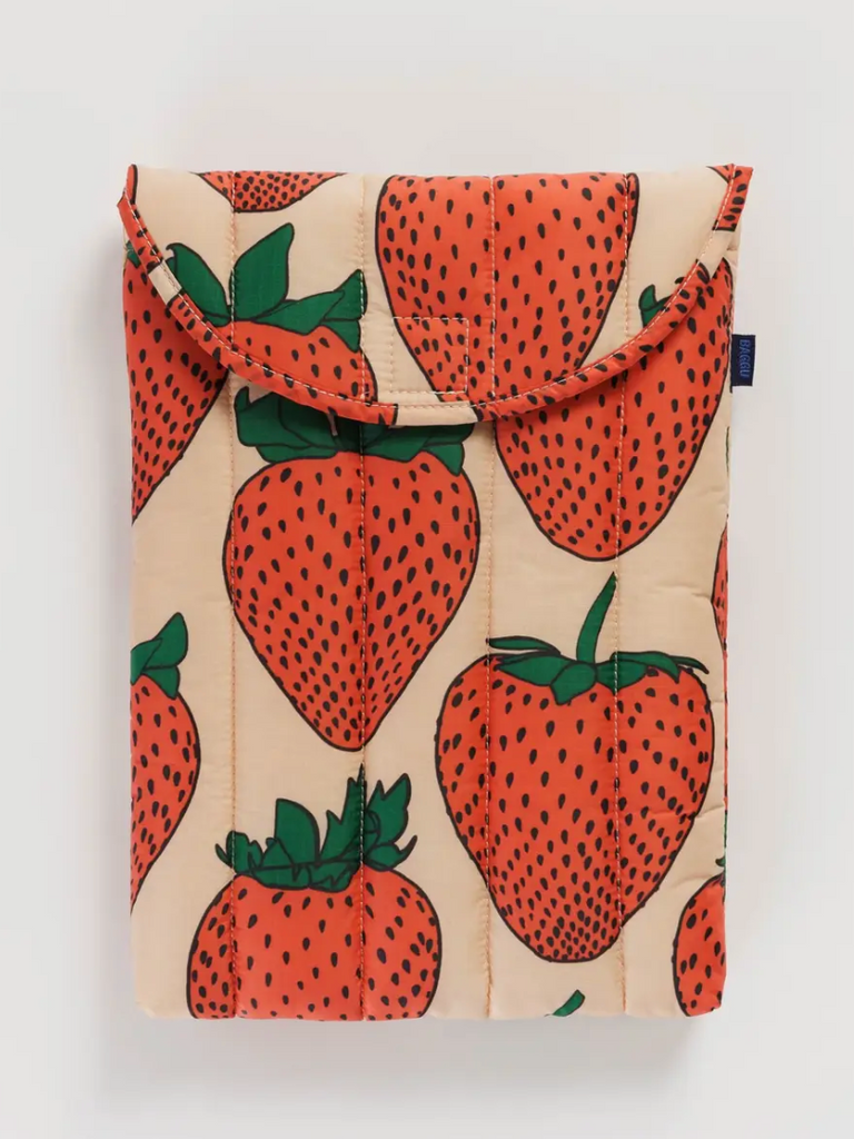 Pouch with strawberry pattern on a beige background Baggu - Puffy Laptop Sleeve 13"/14"